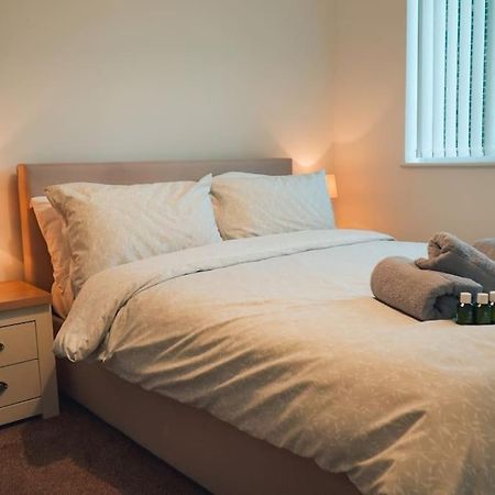 Modern 2 Bed Apartment Near City Centre Chelmsford Buitenkant foto