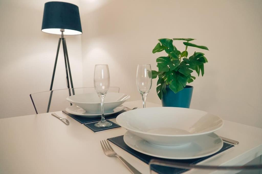 Modern 2 Bed Apartment Near City Centre Chelmsford Buitenkant foto