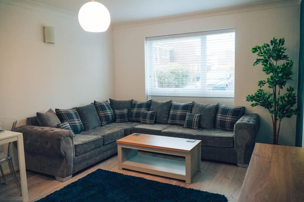 Modern 2 Bed Apartment Near City Centre Chelmsford Buitenkant foto