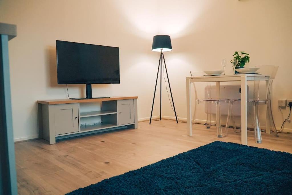 Modern 2 Bed Apartment Near City Centre Chelmsford Buitenkant foto