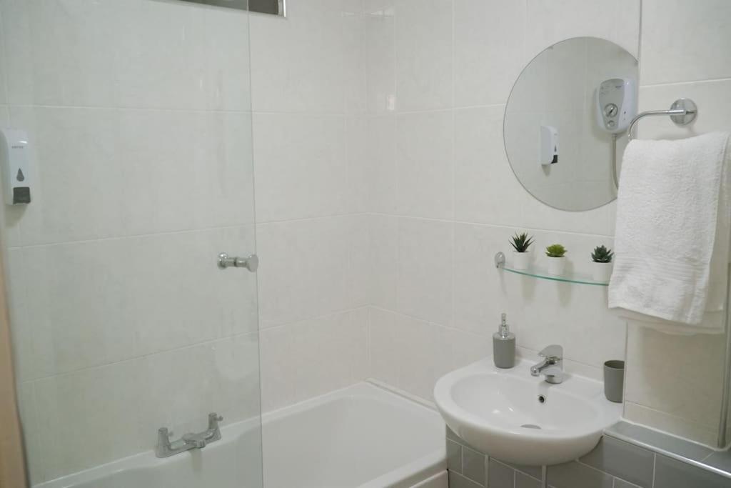 Modern 2 Bed Apartment Near City Centre Chelmsford Buitenkant foto